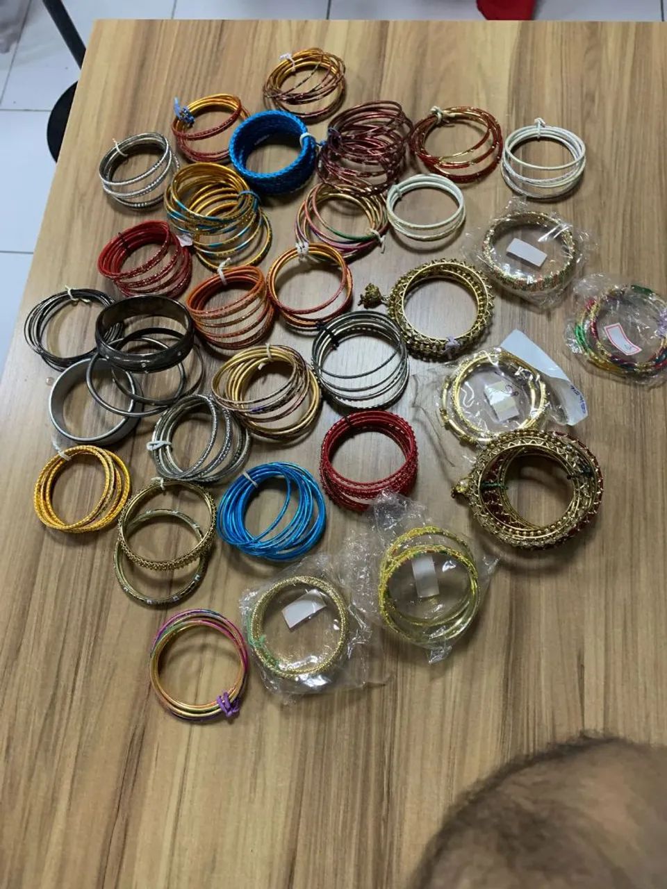 Pulseiras de metal e bijuterias variadas - Foto 2