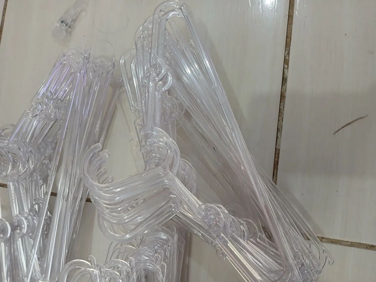 Vendo 200 cabides infantis de acrilico.  - Foto 3