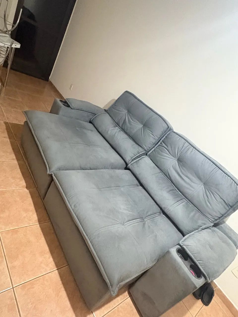 Sofá retrátil e reclinável 2 lugares, na cor cinza. - Foto 3