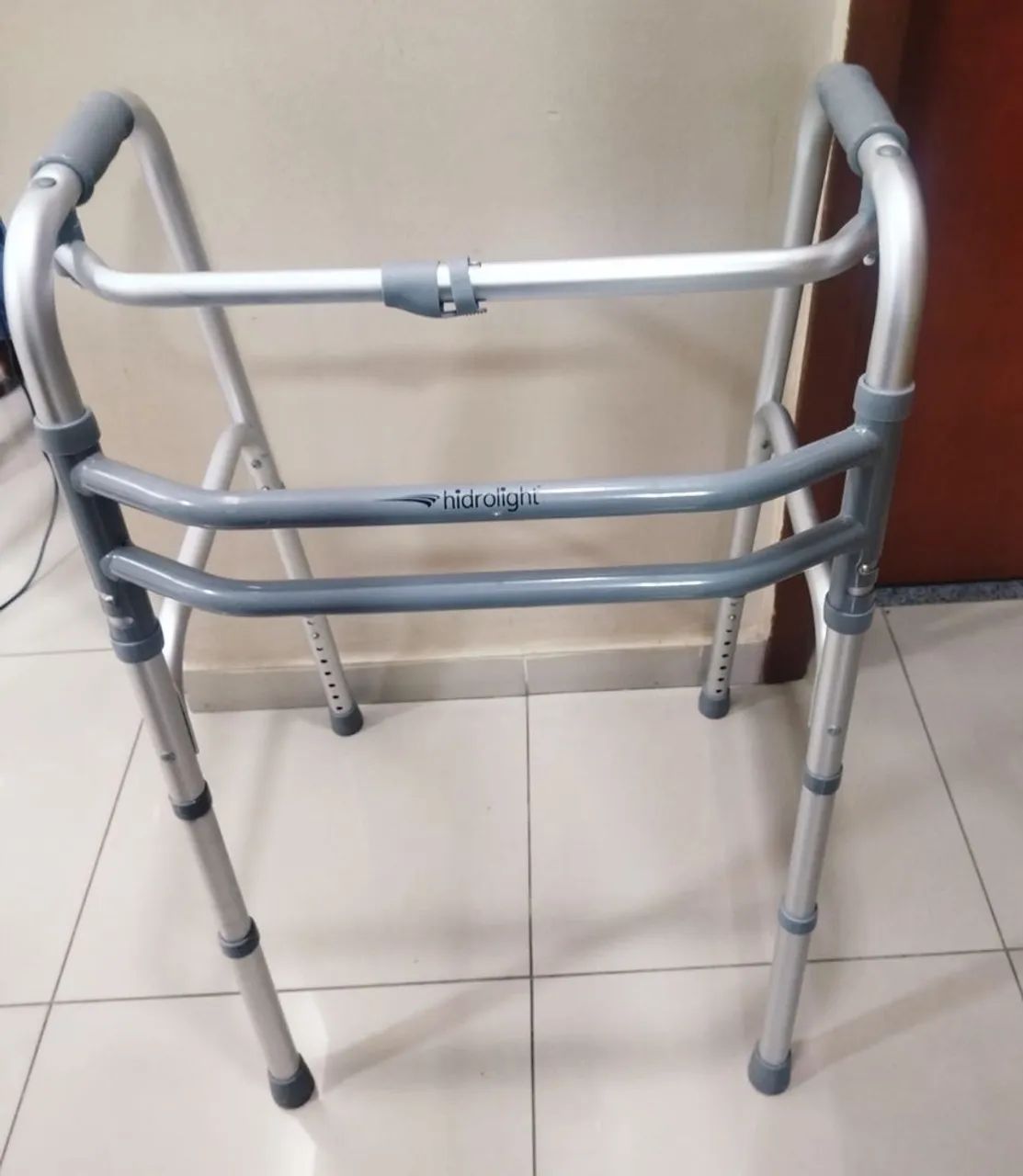 Andador e par de muletas - Foto 4