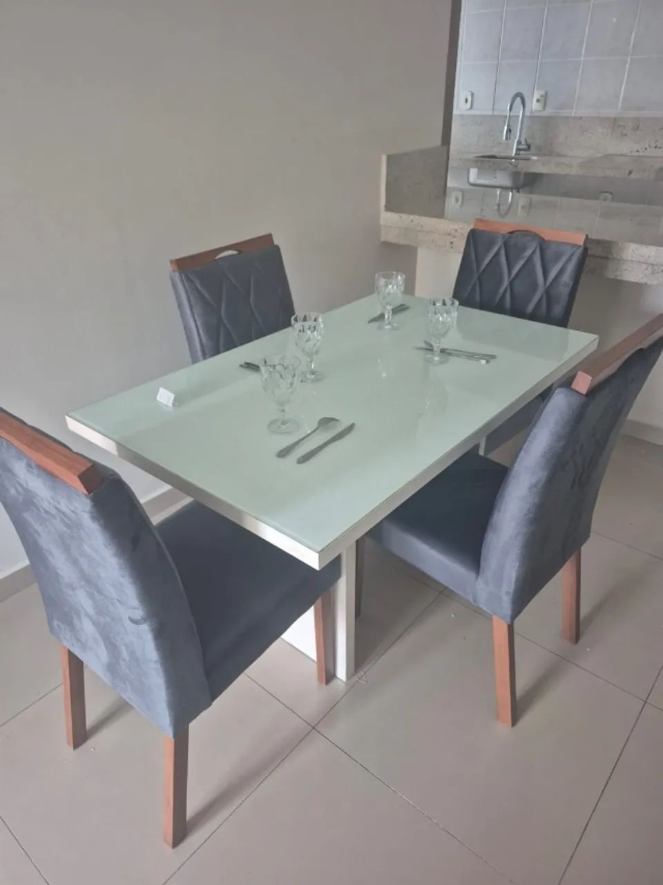 Mesa com 4 cadeiras