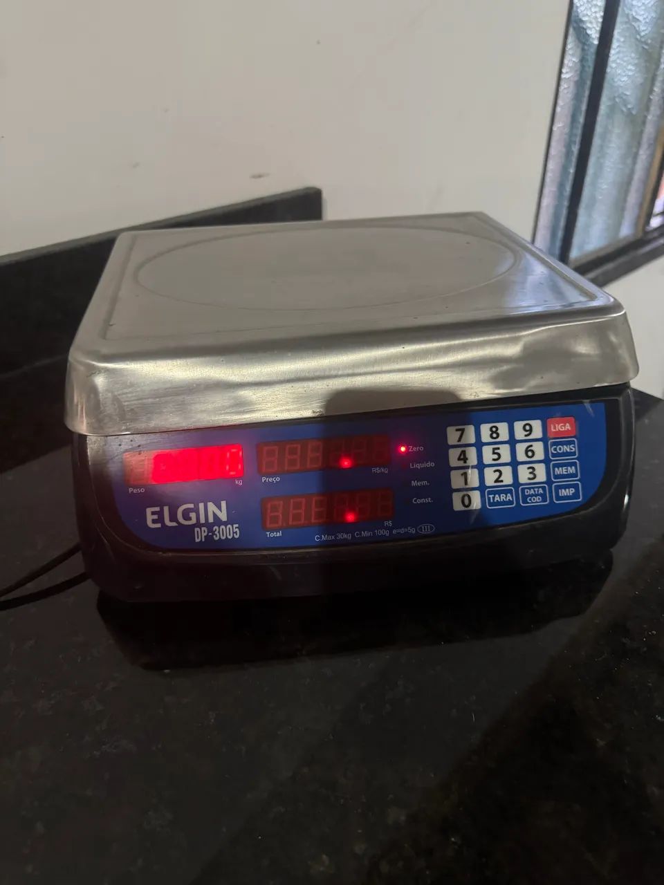 balança digital computadora Elgin DP-3005, com capacidade máxima de pesagem de 30 kg.