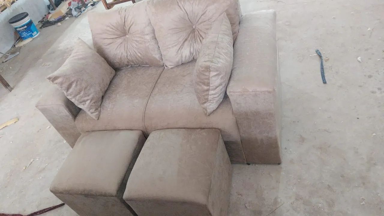 Mega promoção sofá dois lugares mais puffs novos e completos, várias cores disponíveis  - Foto 3