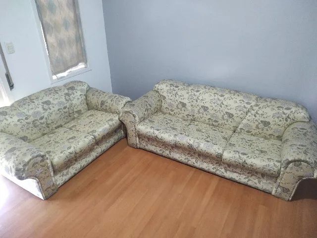 Conjunto de estofados (3 e 2 lugares) com capa, bom estado - Foto 4