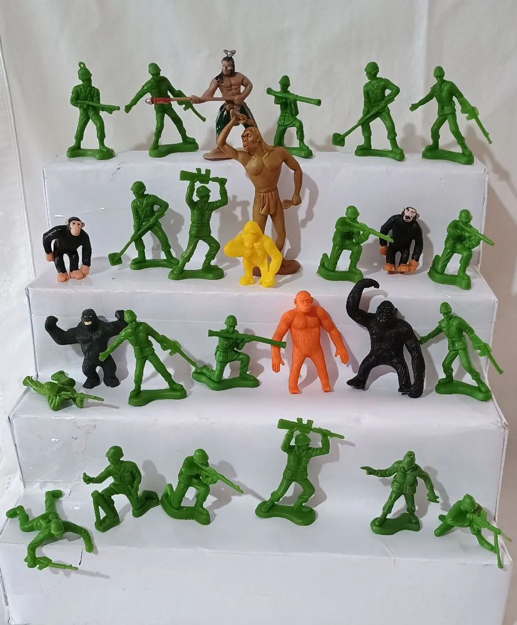 Soldadinhos do toy story e gorilas miniaturas  - Foto 3