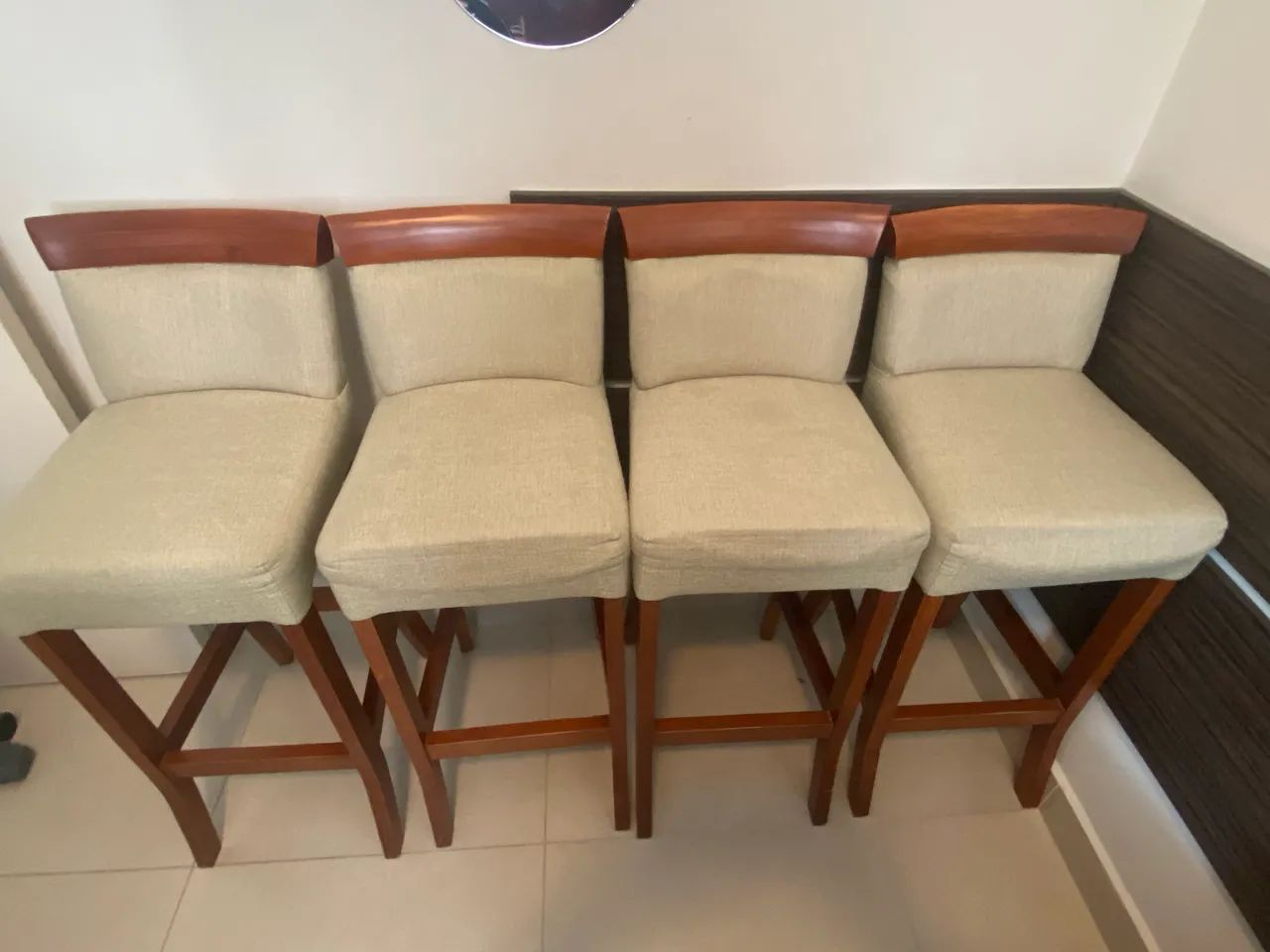 Kit 4 banquetas de madeira com assento estofado - Foto 2