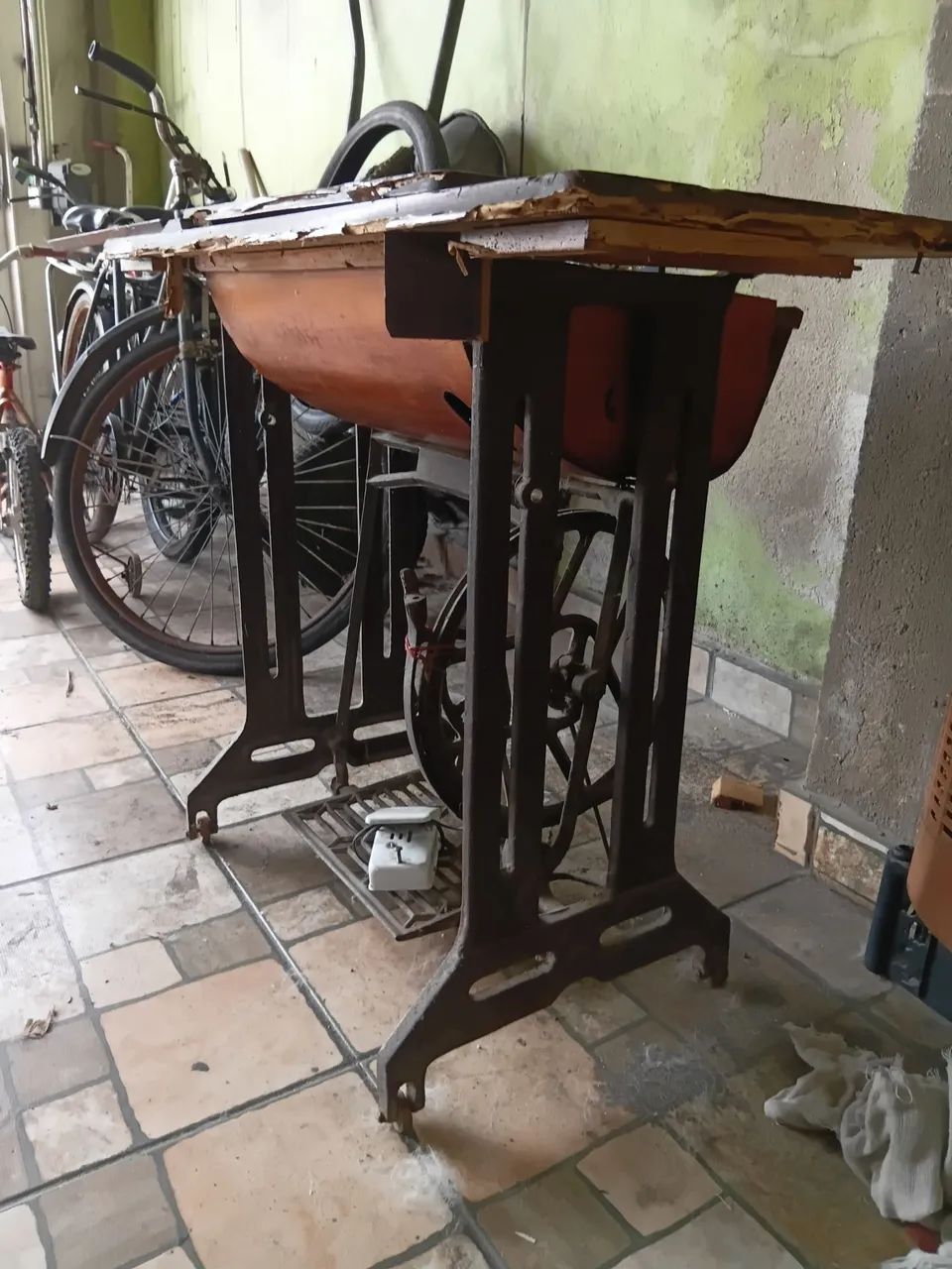 Máquina de costura antiga de mesa - Foto 3
