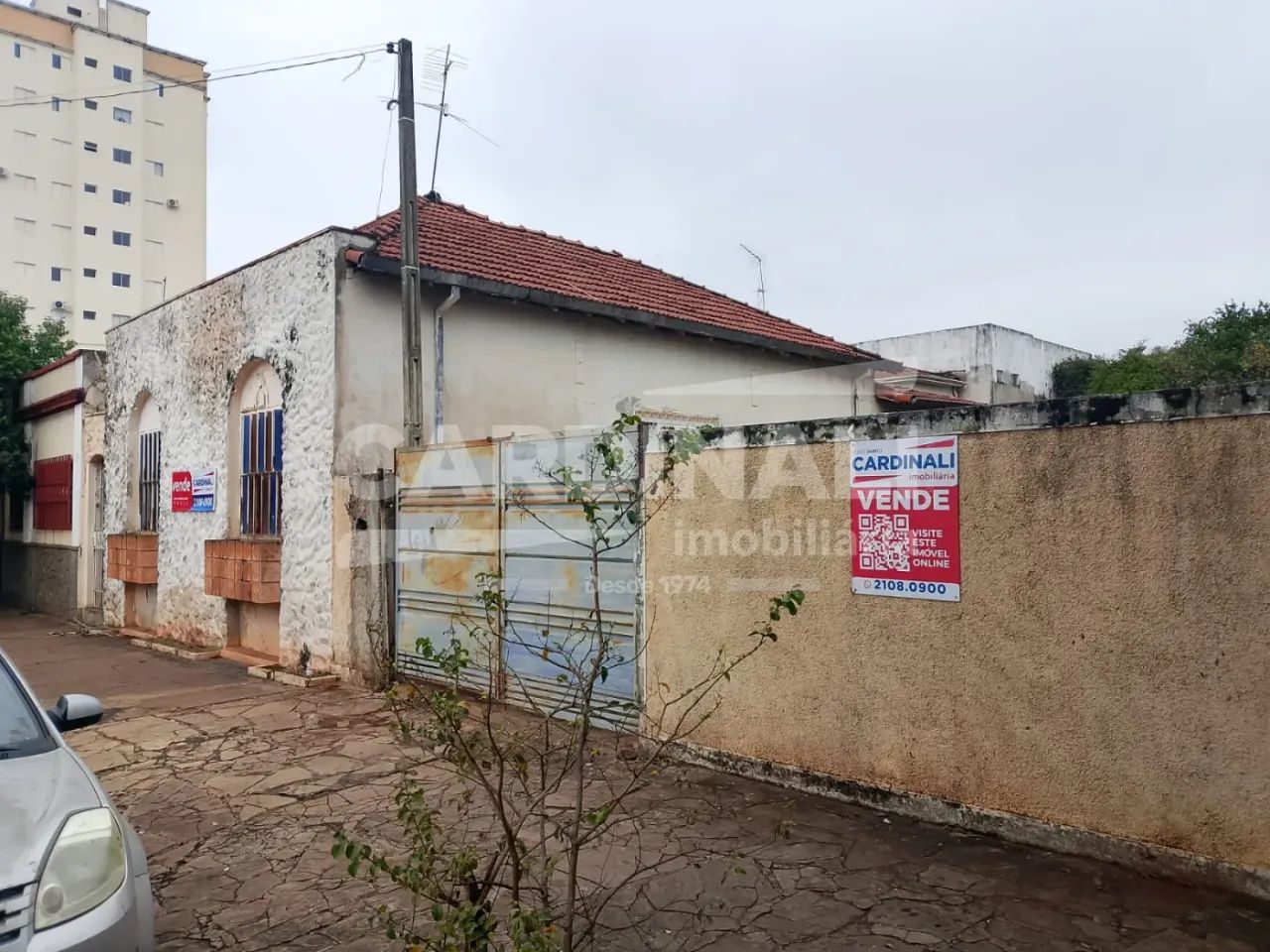 Casa para demolição, com excelente localização.