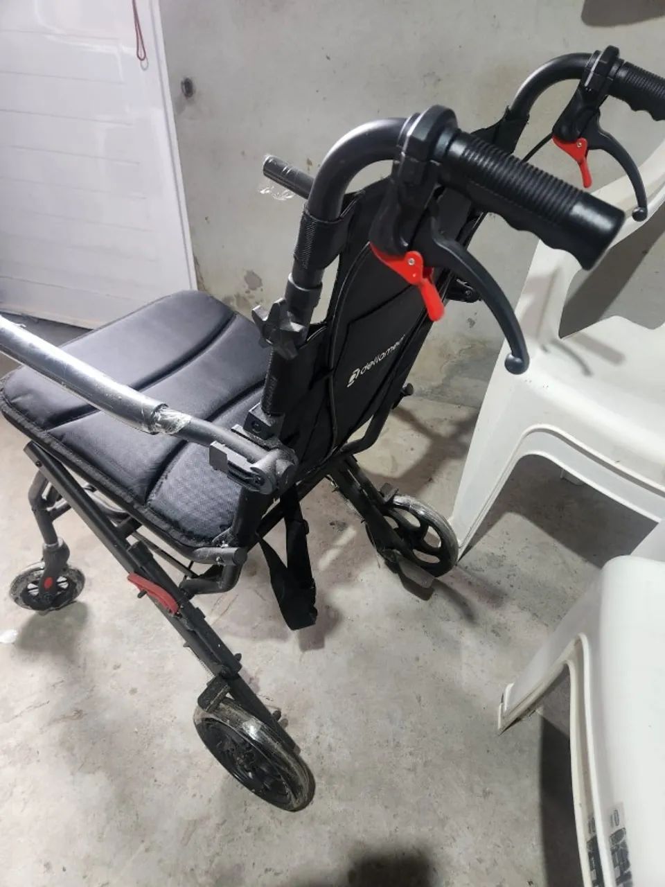 Cadeira De Rodas NOVA Leve, portátil, e fácil de transportar.