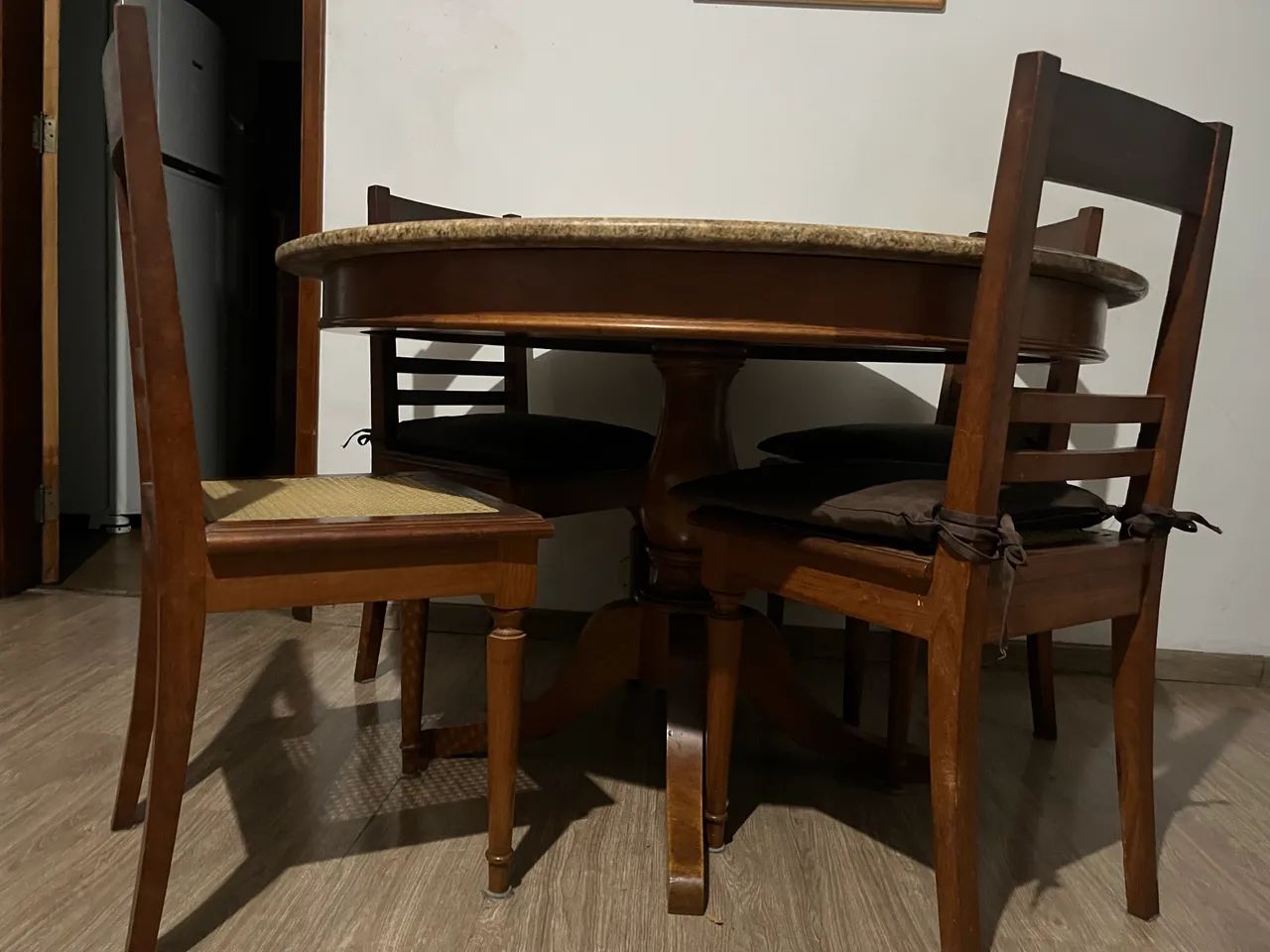 Mesa de madeira maciça e tampo de granito - Foto 2