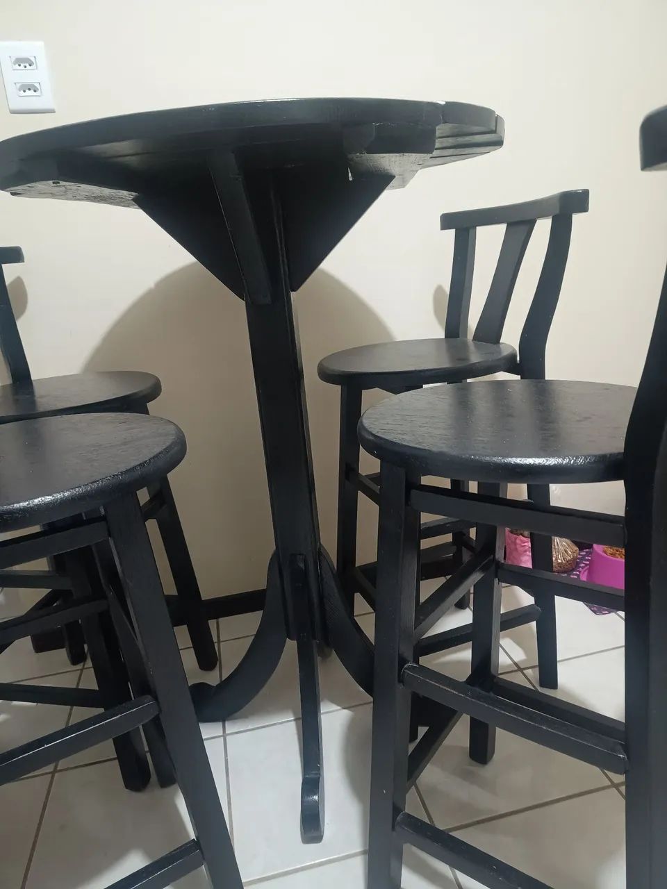 Mesa bistrô madeira com banquetas - Foto 2