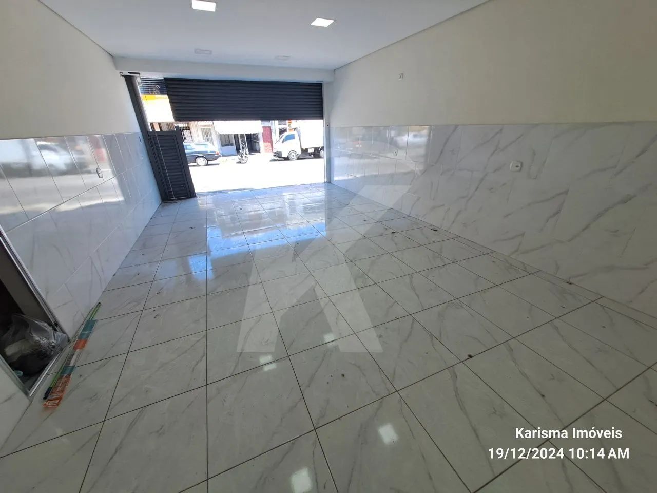 Salão comercial medindo 90 m² com 1 banheiro. - Foto 2