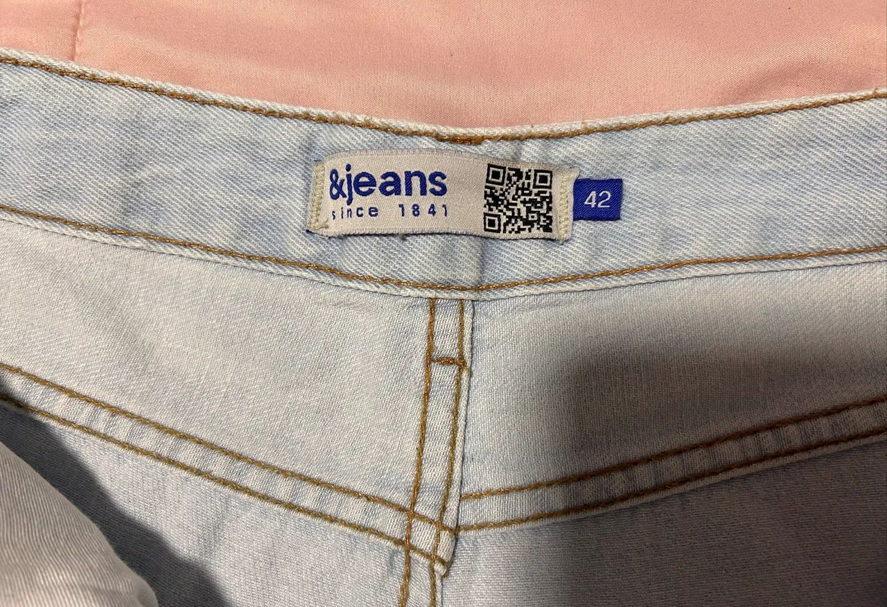     Calça jeans clara com bordado  - Foto 2
