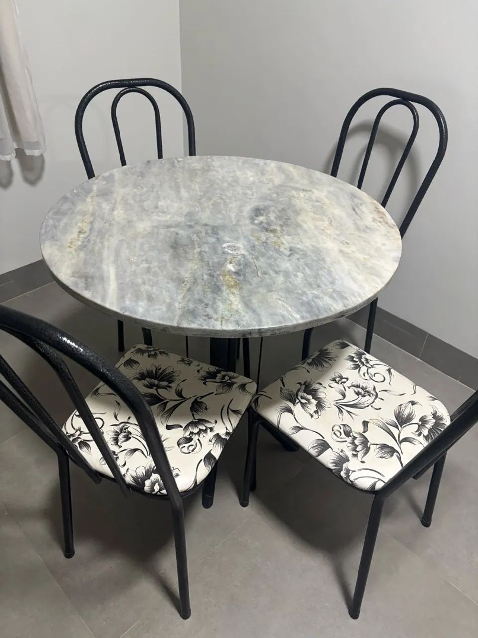 Mesa de jantar com pedra de granito, semi nova, 4 lugares. 