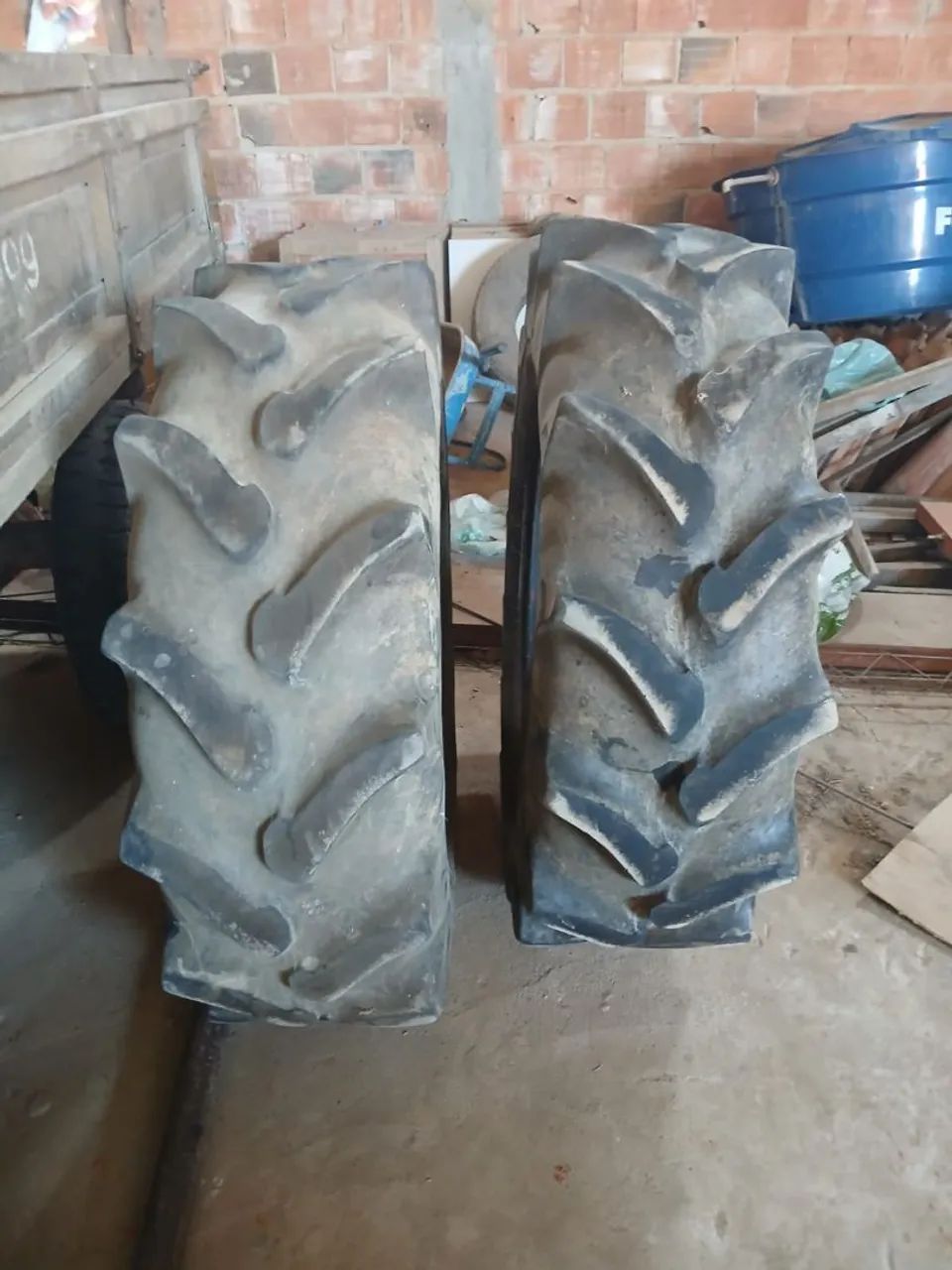 Vende-se pneu de trator ?