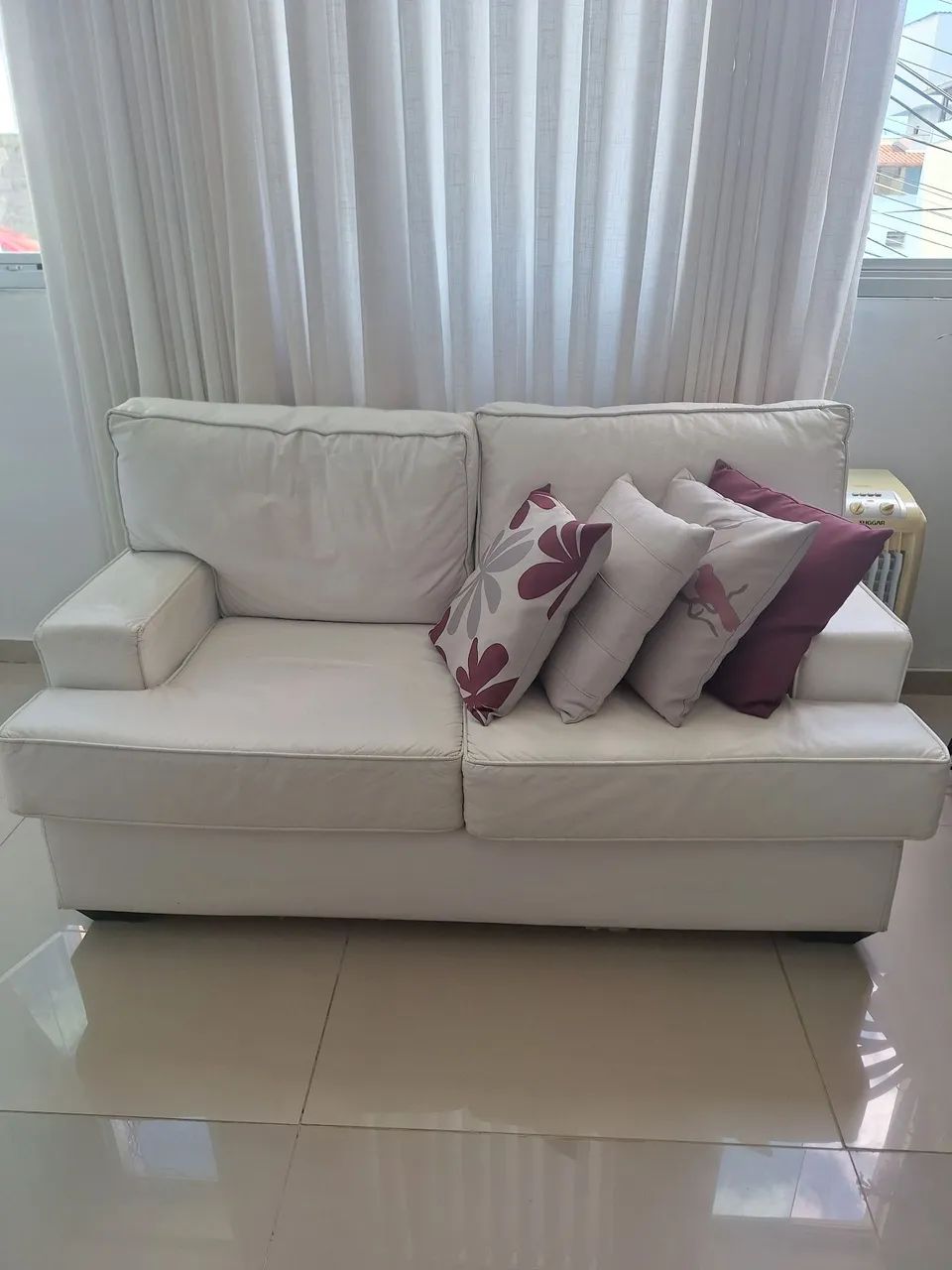 Sofá branco de 02 e 03 lugares