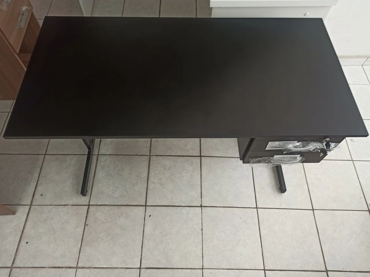 Mesa preta com 2 gavetas  - Foto 2