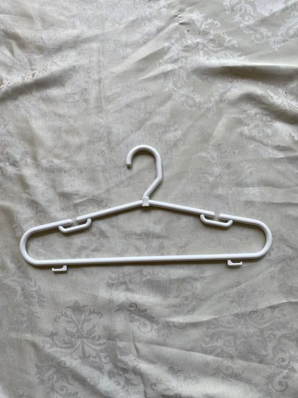 Cabides brancos semi-usados 