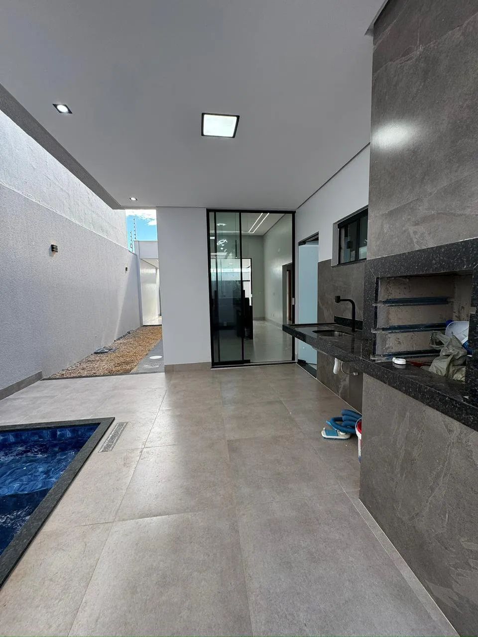 Casa com três quartos, excelente localização, perto de tudo que você precisa com praticida - Foto 5
