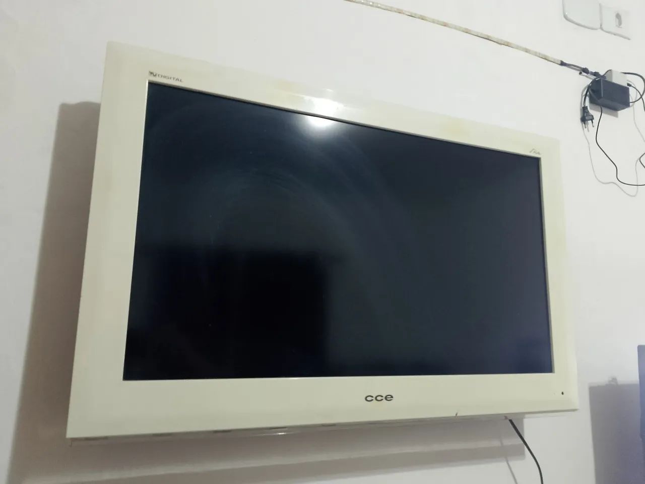 Tv LCD 32" CCE com tv digital( conversor integrado) 