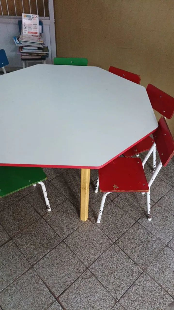 Conjunto de mesa e cadeiras 