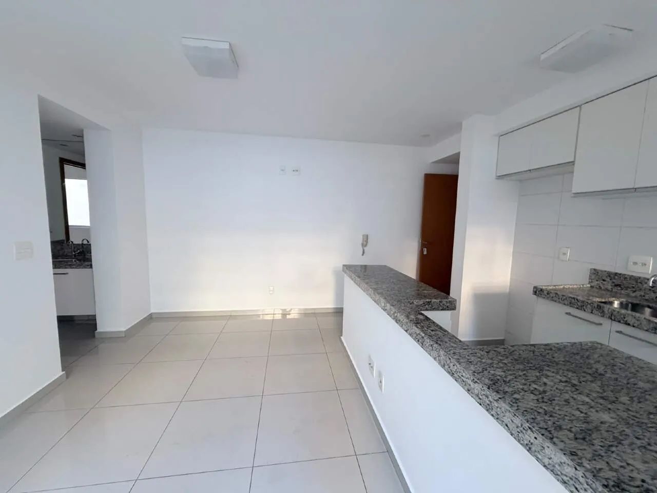 Excelente apartamento de 1 quarto com armários e garagem - Foto 2