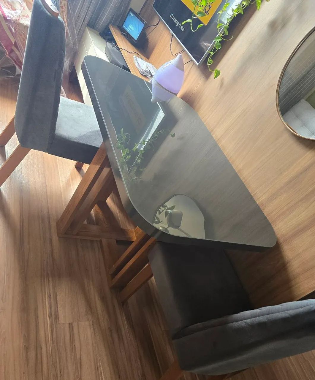 Mesa retangular cinza com 4 cadeiras. - Foto 3