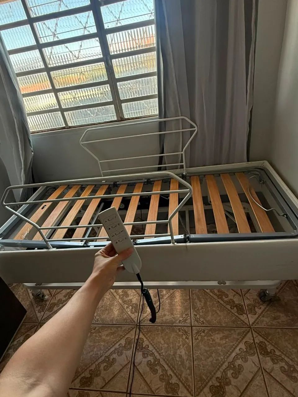 Cama hospitalar elétrica com colchão semi nova  - Foto 4