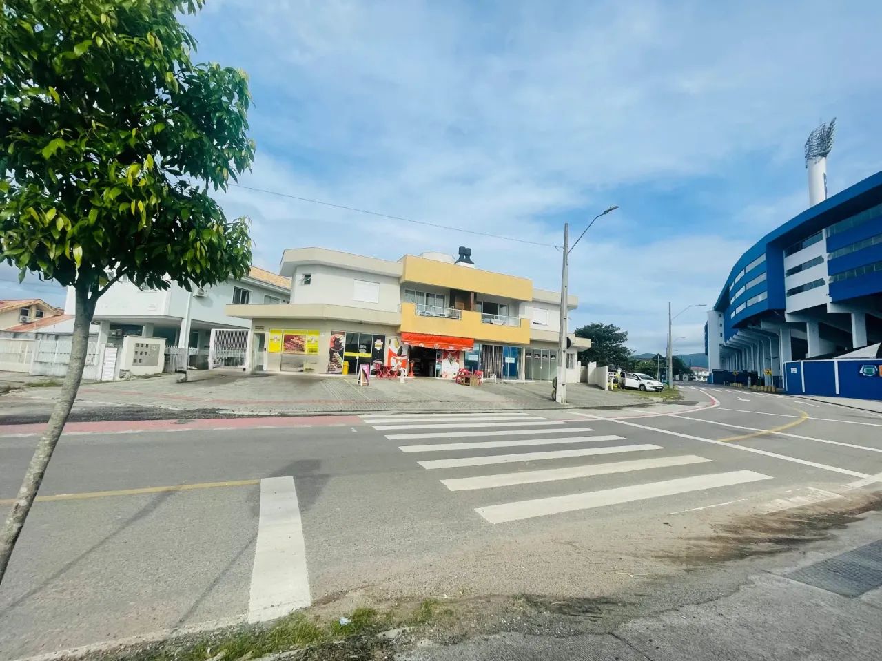 Oportunidade! Prédio com 2 apartamentos e 5 lojas comerciais, em Carianos, Florianópolis - Foto 3