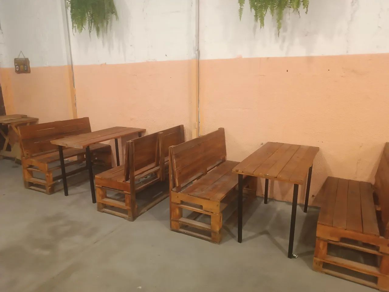 JOGO DE MESA + 2 BANCOS DE PALETS