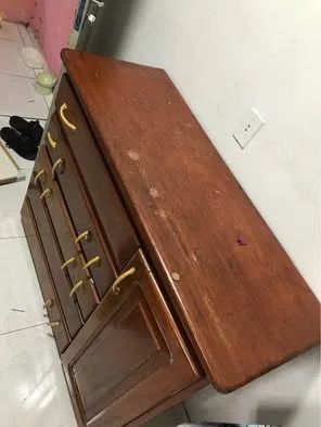 Cômoda amadeirada resistente 5 gavetas e espaço ao lado