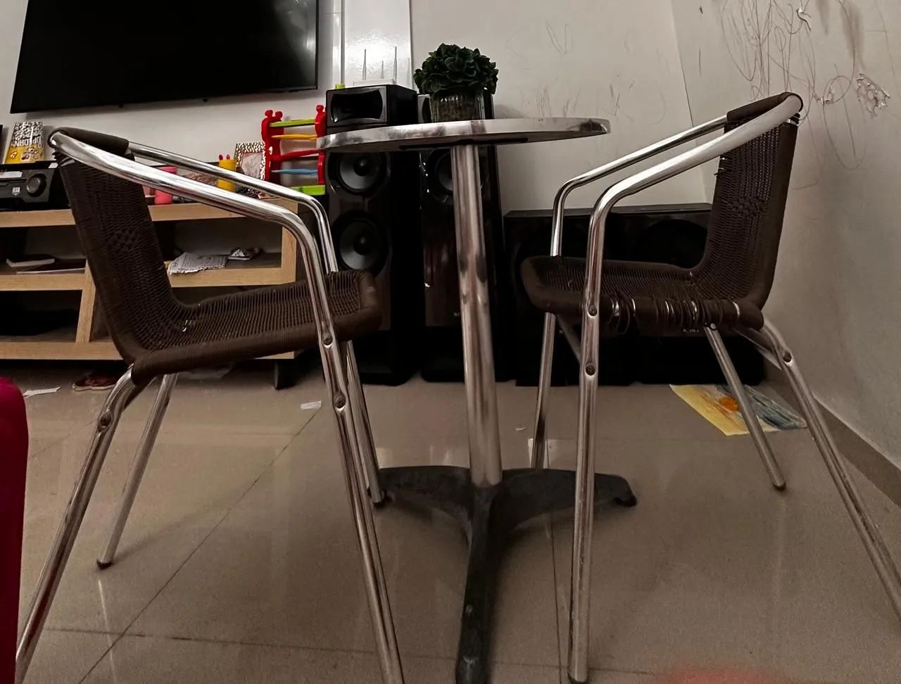 Mesinha de alumínio com 2 cadeiras e arranjo. 250 tudo! - Foto 2