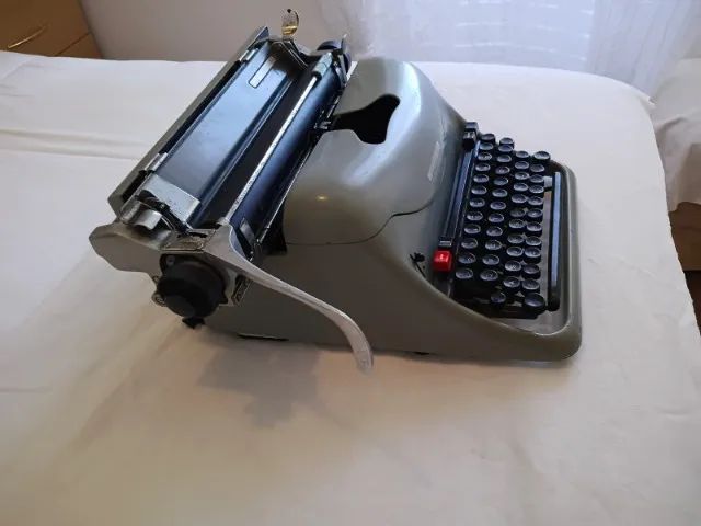 Maquina De Escrever Olivetti Modelo Lexikon 80 - Foto 4