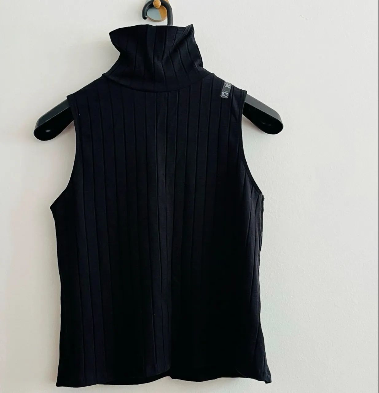 blusa maga curta com gola alta preta canelada nova - Foto 2