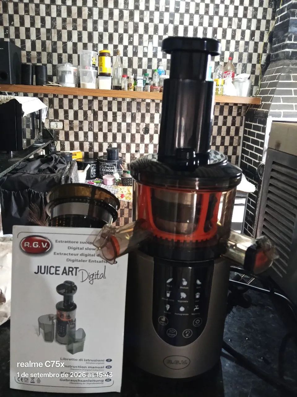 extrator de suco por prensagem a frio (slow juicer) RGV Juice Art Digital 