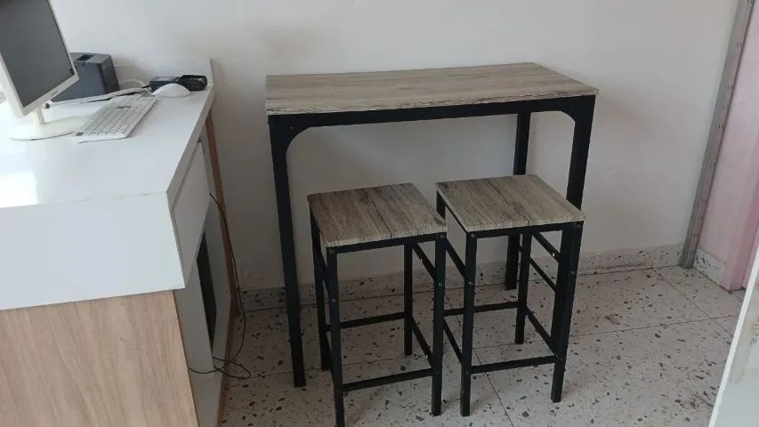 mesa com duas banquetas altas 