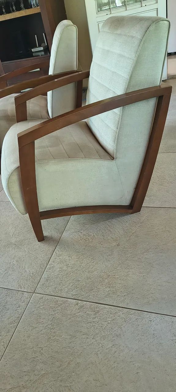 Par de poltronas com estrutura em madeira, design moderno e elegfado , com marcas de uso - Foto 2