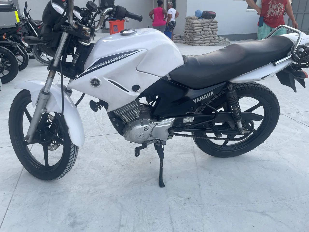 YBR Factor 125 ED branca , Modelo 2015