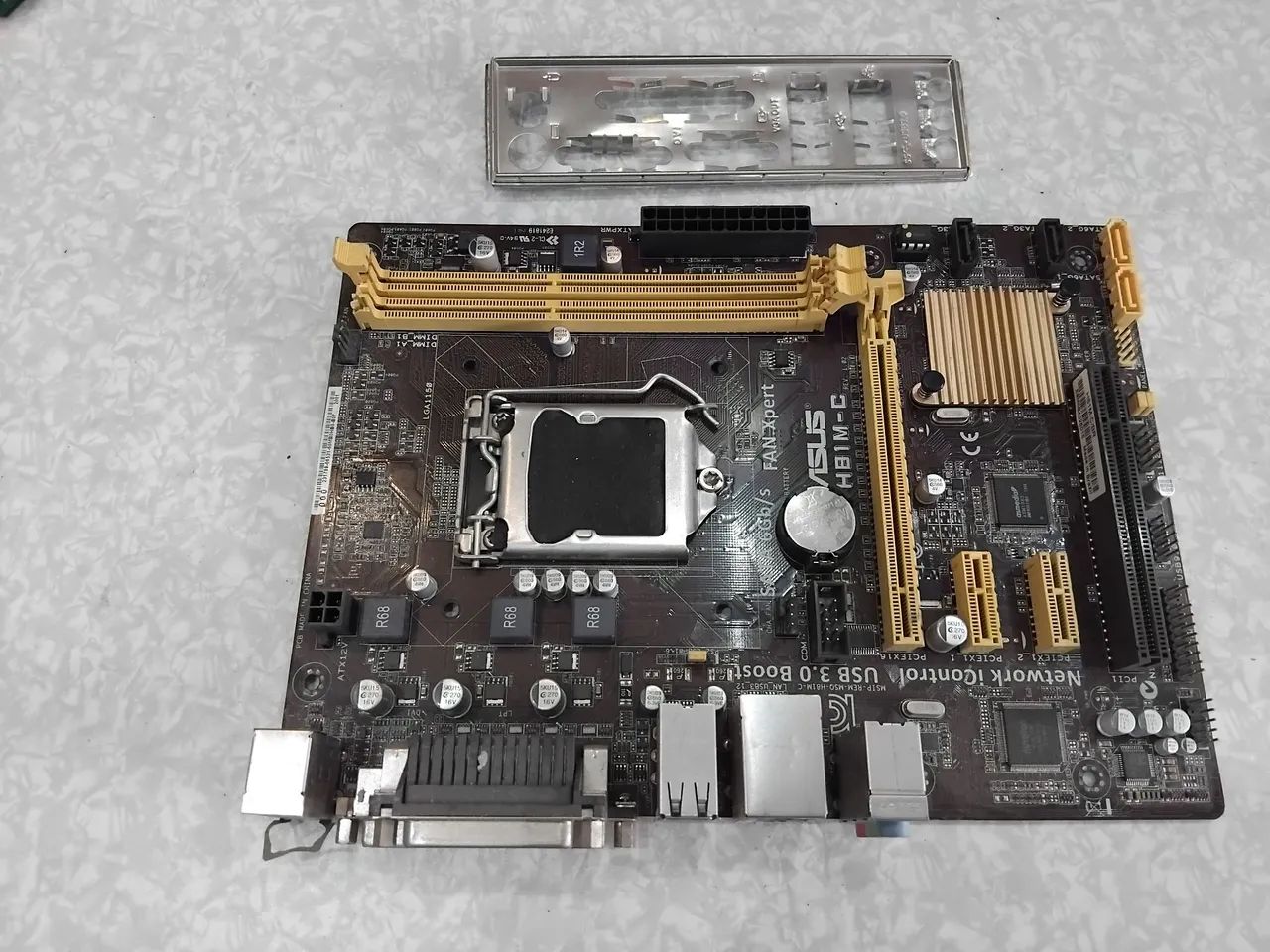 Placa mãe ASUS H81M-C Lga 1150 4 geração com espelho