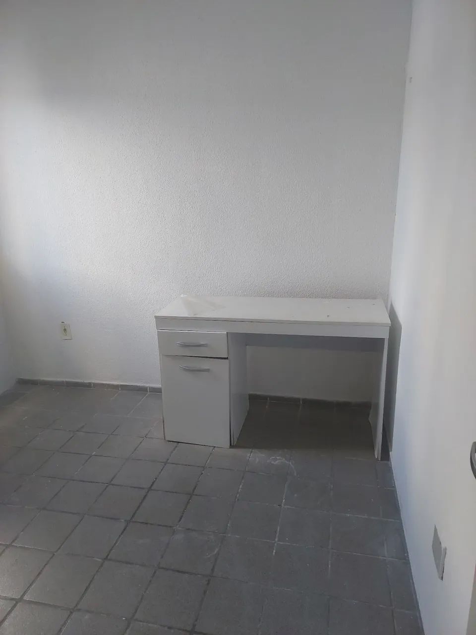 Escrivaninha em mdp em bom estado - Foto 2