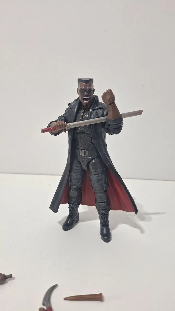 Marvel Legends Blade - faltando uma mão e pescoço desencaixado