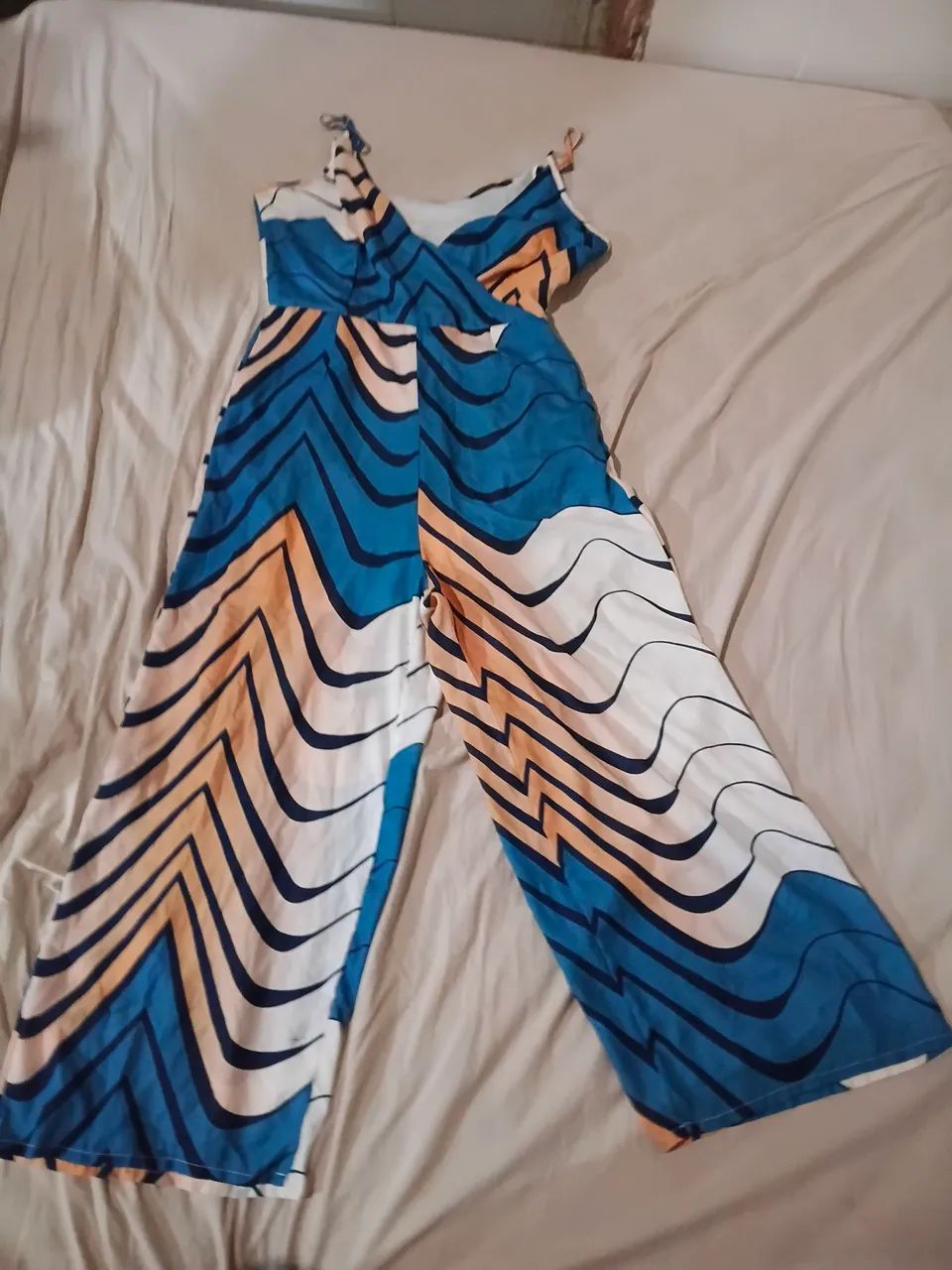 Macacão de alças estampa geométrica azul pantalona - Foto 2