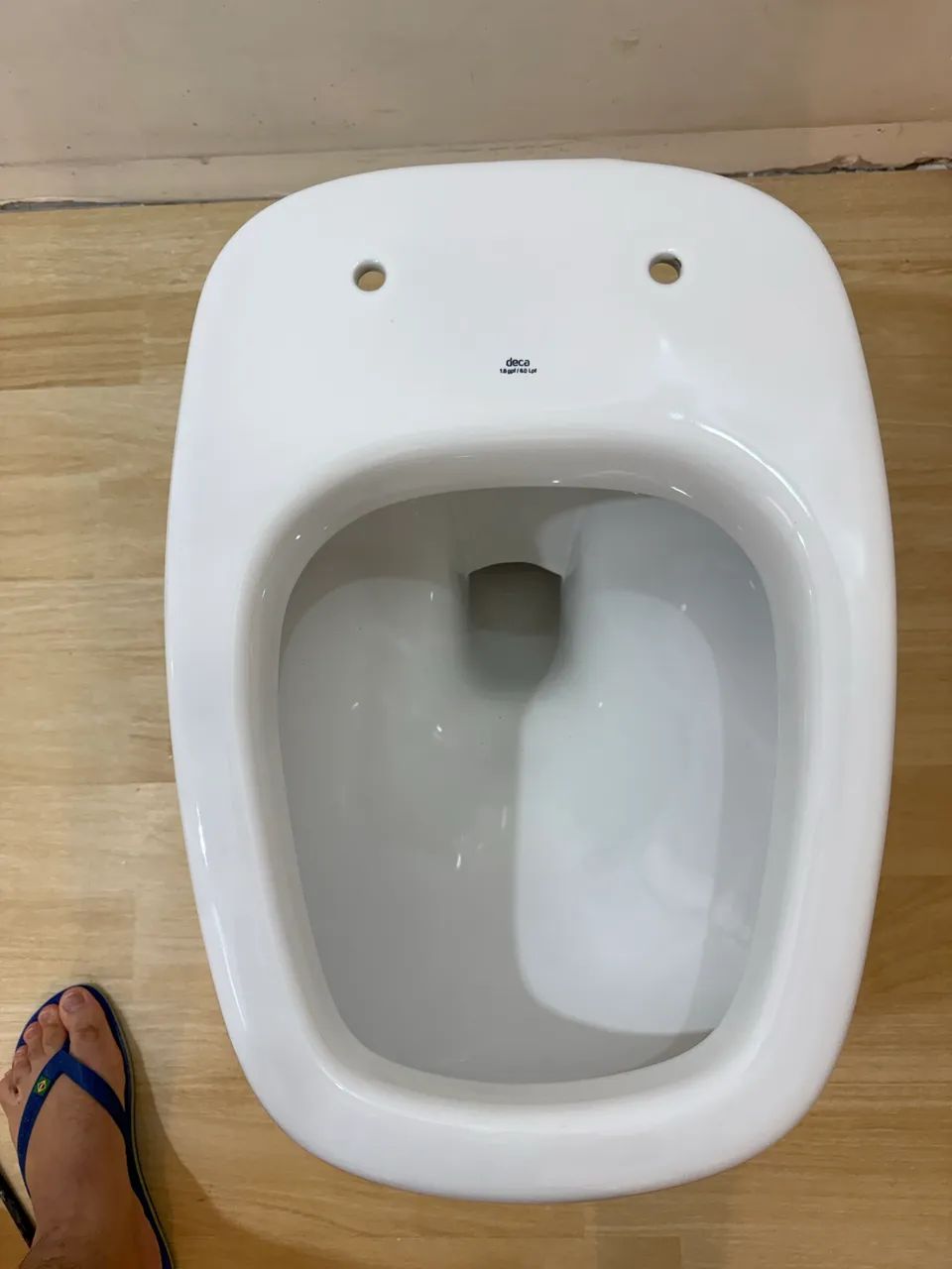 Bacia Convencional DECA Monte Carlo Branca P8.17 Vaso Sanitário com assento em poliéster 