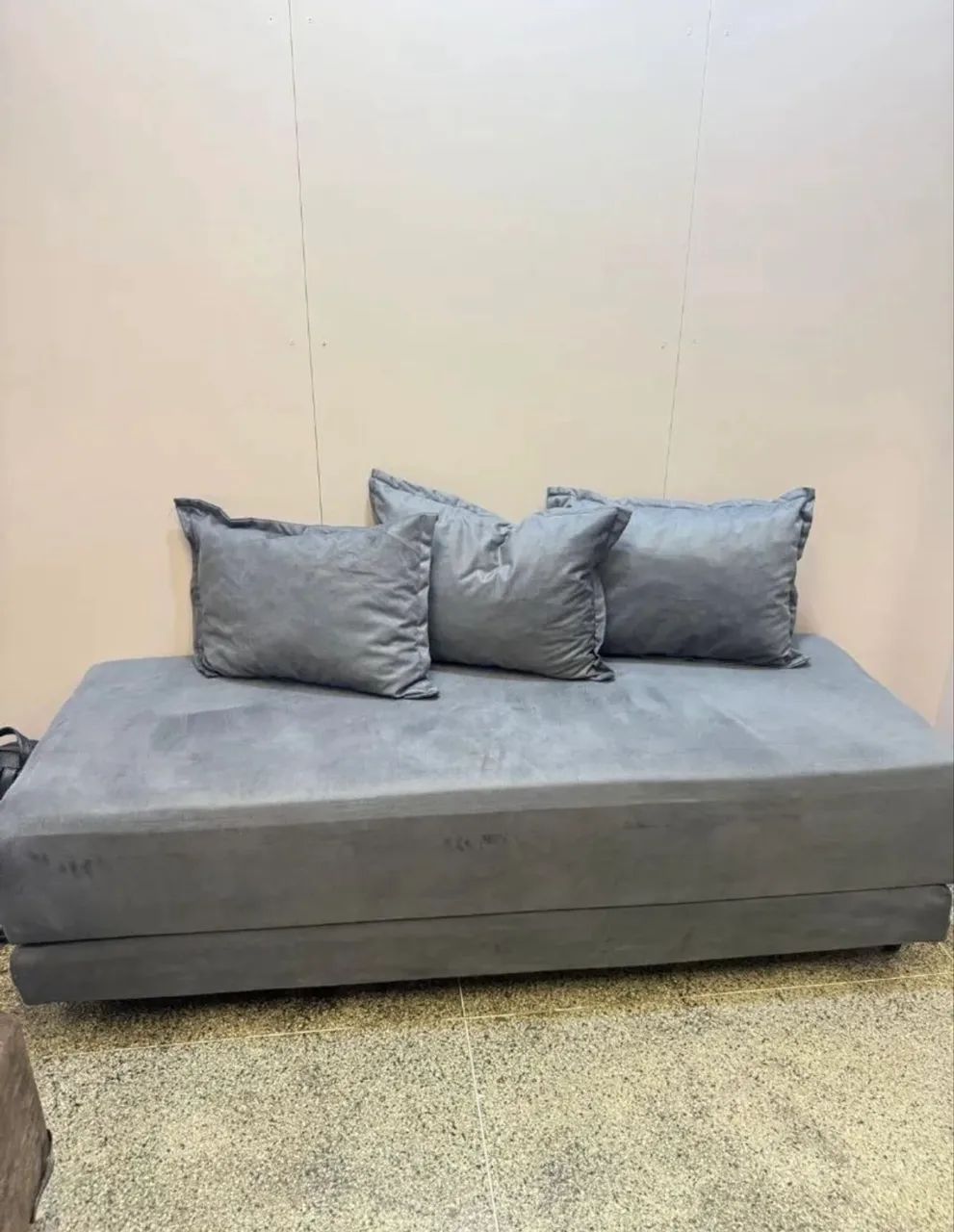 SOFÁ CAMA COM ALMOFADAS 