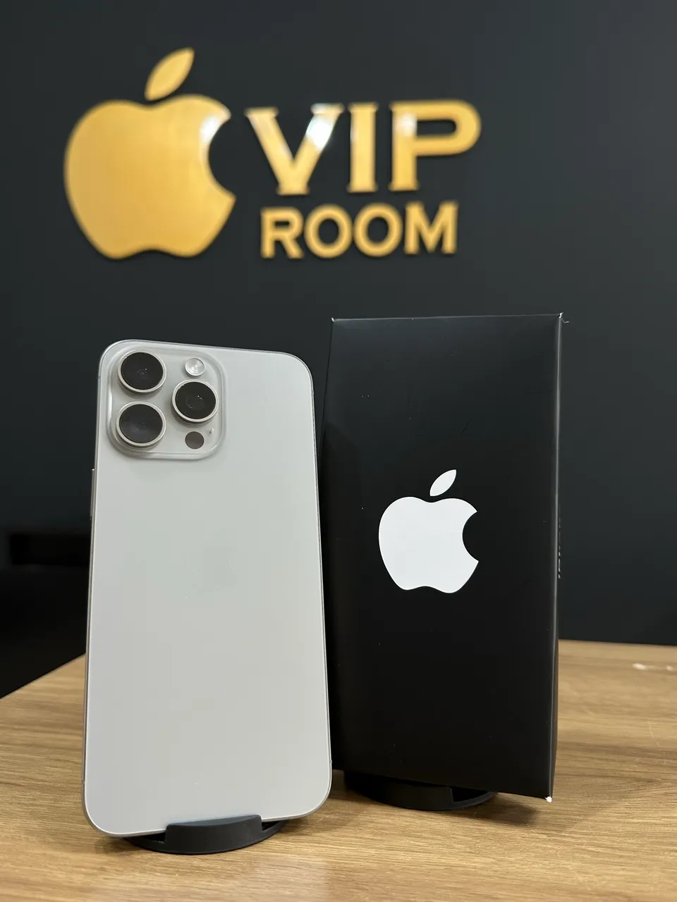 iPhone 15 Pro Max 256gb branco semi novo em excelente estado