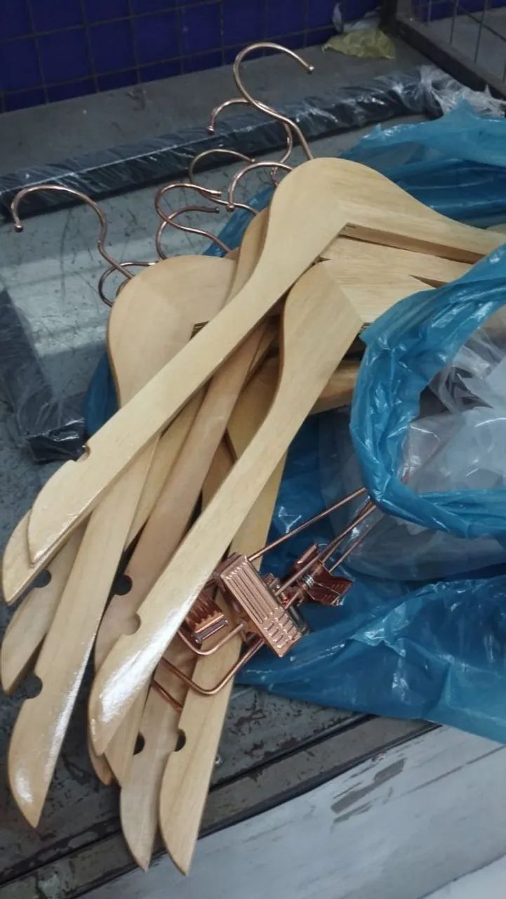 VENDO CABIDES  2 MANEQUINS E UMA ARARA NOVOS  - Foto 4