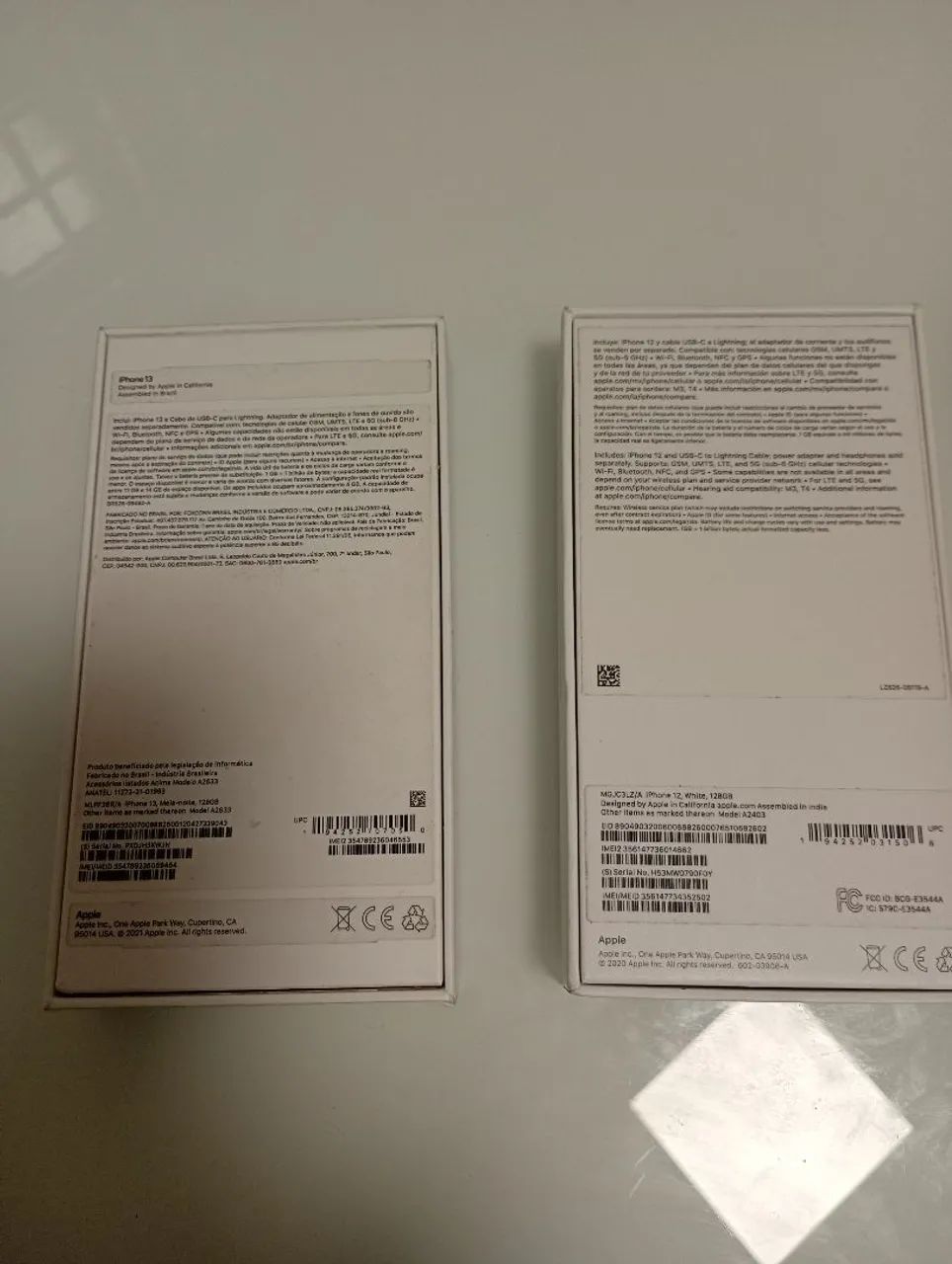 Duas caixa de iPhone 13  12