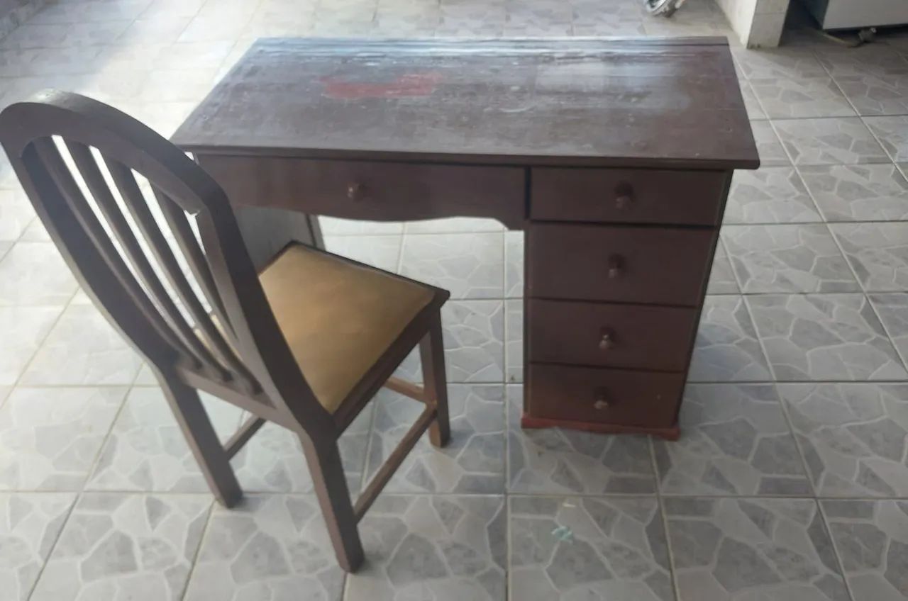 Escrivaninha com cadeira , Madeira maciça, usada, bom estado.  L1,06 Alt 76cm Prof. 50cm - Foto 2