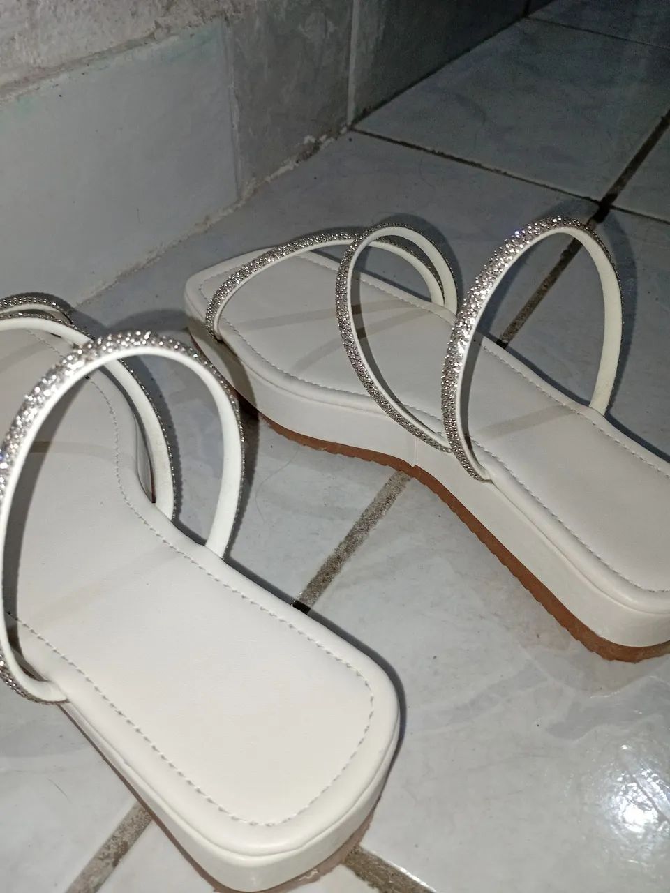 Rasteira Plataforma com strass NOVA.<br>