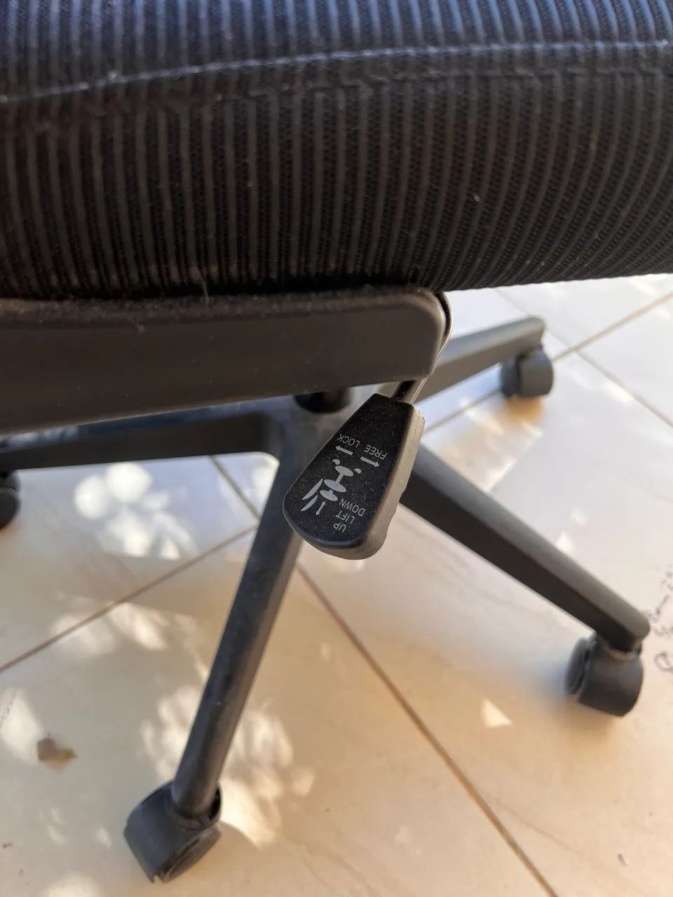 Cadeira escritório com encosto e ajuste de altura - Foto 2